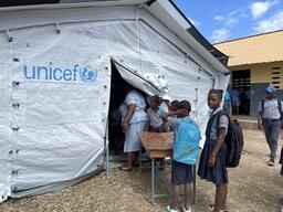 Un an après le tremblement de terre dévastateur, plus de 250 000 enfants du sud-ouest d'Haïti n'ont pas accès à des écoles adéquates